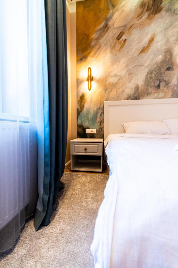Black Gate - Quiet Studio In The Heart Of Old Town With Free Private Secured Parking Braşov Exterior foto